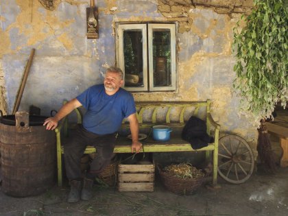 pavol-pred-farmou.jpg pavol-pred-farmou.jpg